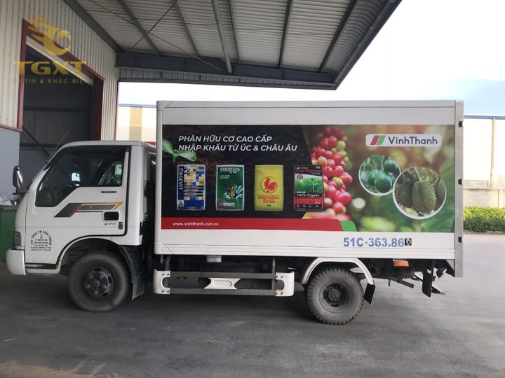 Xe tải được trang trí bằng decal cá tính, nổi bật thu hút mọi ánh nhìn.