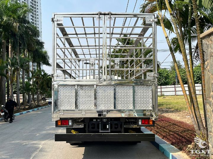 Xe tải Isuzu FRR 5.5 tấn chuyên vận chuyển gia cầm, thiết kế hiện đại, động cơ Euro 5, tiết kiệm nhiên liệu tối ưu, phù hợp ngành chăn nuôi.