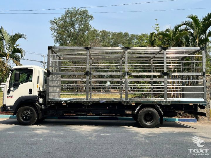 Xe tải Isuzu FRR 5.5 tấn chuyên chở gia cầm, thiết kế thông minh, động cơ Euro 5, tiết kiệm nhiên liệu, tối ưu vận chuyển trong ngành chăn nuôi.