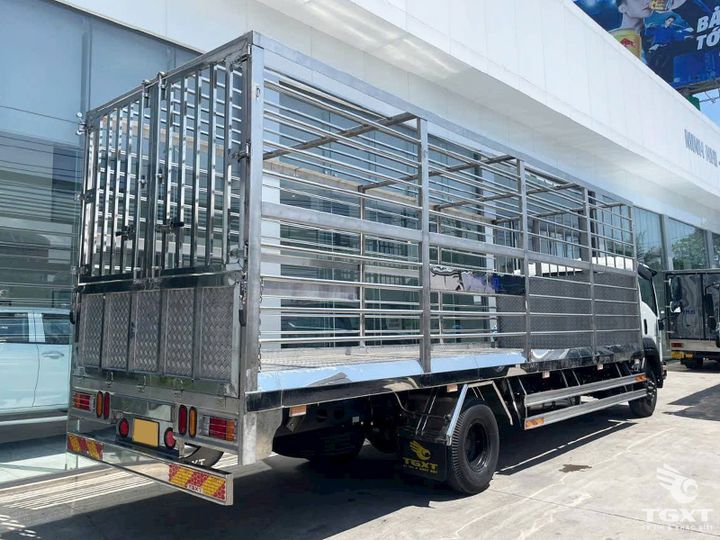 Xe tải Isuzu FRR 5.5 tấn chở gia cầm, thiết kế hiện đại, động cơ Euro 5, tiết kiệm nhiên liệu, tối ưu vận chuyển gia cầm trong ngành chăn nuôi.