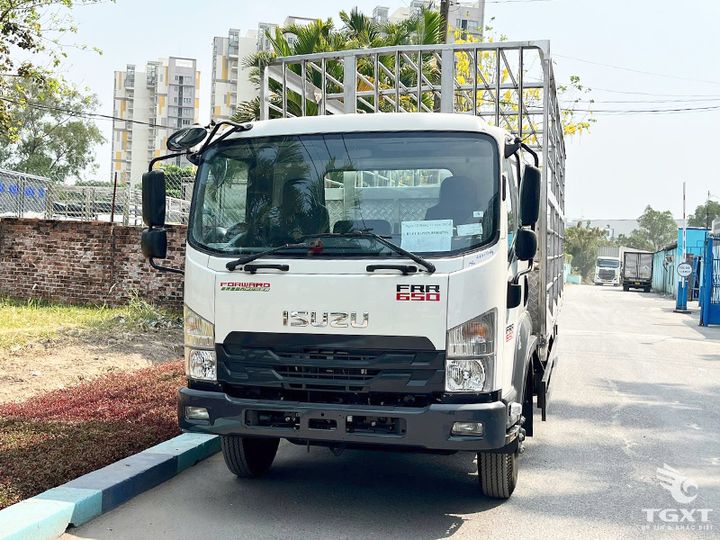 Xe tải Isuzu FRR 5.5 tấn chuyên chở gia cầm, thiết kế tối ưu, động cơ mạnh mẽ, tiết kiệm nhiên liệu, phù hợp ngành vận chuyển gia cầm.