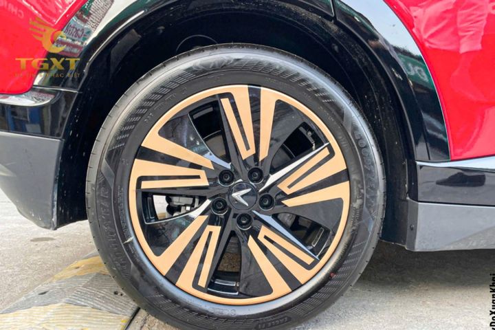Ốp mâm trang trí xe tải nổi bật, nâng cao thẩm mỹ và bảo vệ mâm xe với phụ kiện cao cấp, chất lượng inox 304 hoặc nhựa bền đẹp.