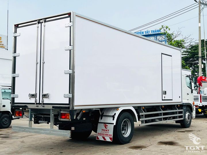 Xe tải đông lạnh Hino FG8JP8A 8 tấn, công nghệ Euro 5, làm lạnh -18°C, tiết kiệm nhiên liệu, phù hợp vận chuyển lạnh, thương hiệu Nhật Bản.