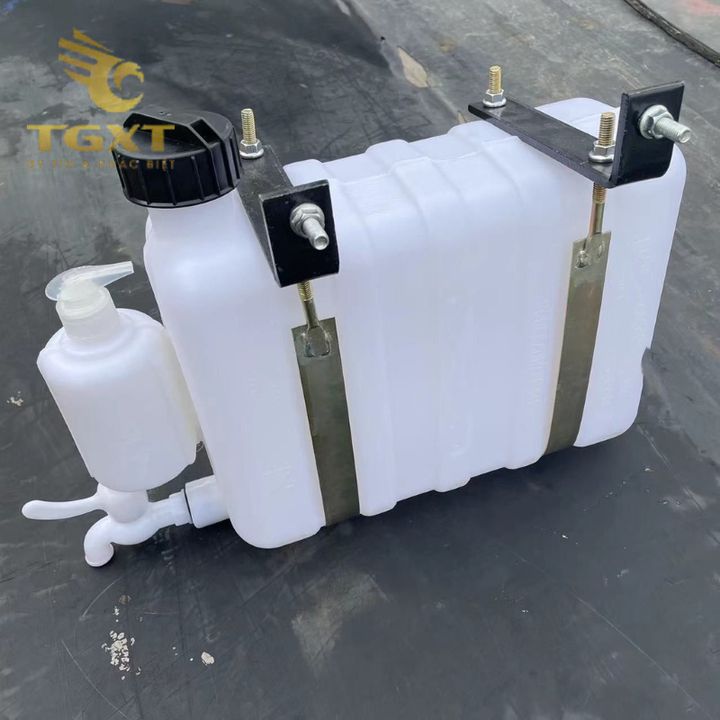 Bình nước rửa tay gắn xe tải, giải pháp vệ sinh di động cho tài xế, công nhân vận tải an toàn, hiệu quả.