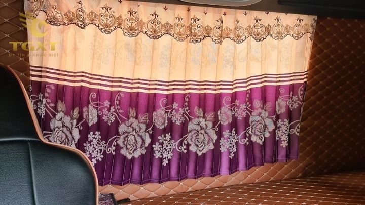 Rèm che cabin xe tải giúp chống nắng và riêng tư hiệu quả, nâng cao chất lượng nghỉ ngơi cho tài xế đường dài.