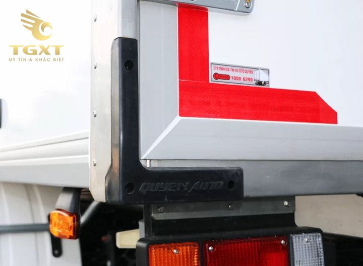 Ốp bảo vệ góc thùng xe tải giúp nâng cao an toàn và thẩm mỹ, thiết kế khí động học, tiết kiệm nhiên liệu, phù hợp cho ngành vận tải hiện đại.