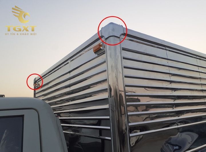 Ốp bảo vệ góc thùng xe tải, giúp nâng cao an toàn và thẩm mỹ cho xe vận chuyển.