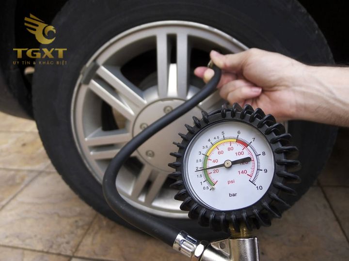 Đồng hồ áp suất dầu xe tải chính hãng, độ chính xác cao, dễ lắp đặt.