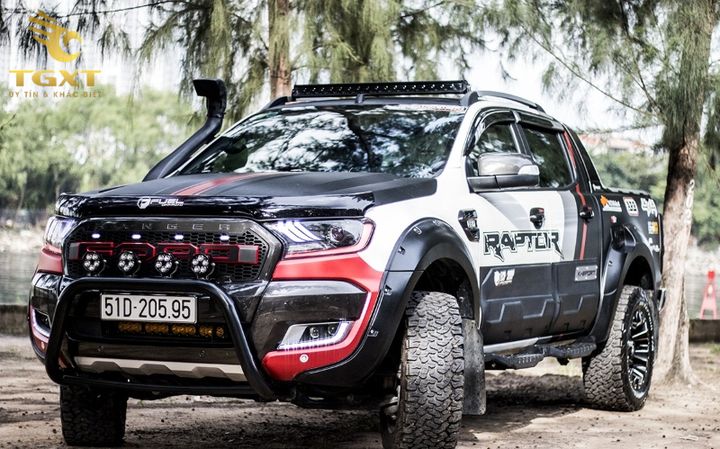 Xe bán tải độ phong cách offroad, phù hợp hành trình khám phá địa hình hiểm trở, chống trơn trượt tối ưu.