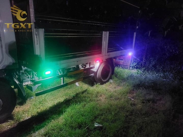 Đèn sườn cảnh báo xe tải với công nghệ LED, tăng khả năng nhận diện, nâng cao an toàn vận chuyển trong điều kiện thiếu sáng.