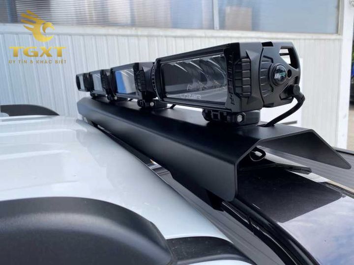 Ảnh đèn nóc cabin xe tải LED hiện đại, tối ưu an toàn và thẩm mỹ xe.