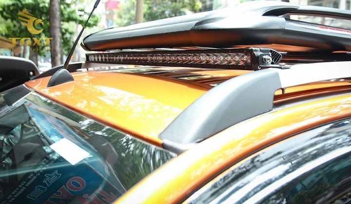 Đèn nóc cabin xe tải hiện đại cung cấp ánh sáng rõ nét, tăng cường an toàn và trang trí xe chuyên nghiệp.