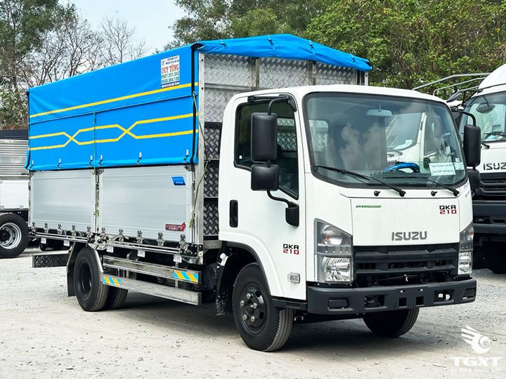 Xe tải Isuzu QKR 2.3 tấn Euro 5, thùng bạt, vận chuyển hàng hóa trên mọi địa hình, bền bỉ, tiết kiệm nhiên liệu tại Việt Nam.