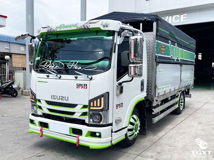 Xe tải nhẹ Isuzu QKR QMR77HE5 2.4T thùng bạt, thiết kế hiện đại, tiết kiệm nhiên liệu, phù hợp vận chuyển hàng trong đô thị.