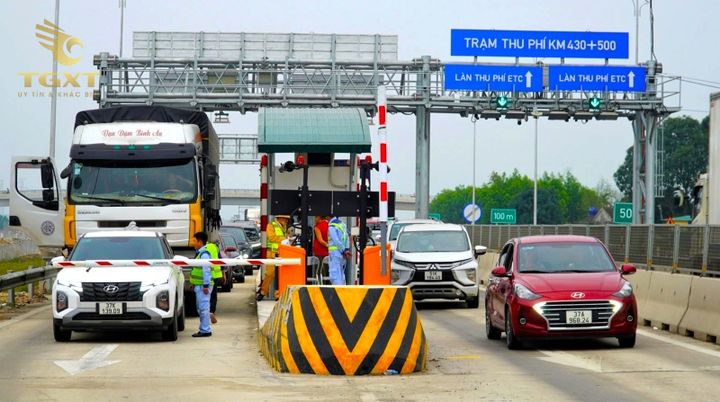 Hình ảnh xe tải với biểu tượng phí đường bộ, thể hiện chi phí mới từ Nghị định 90/2023/NĐ-CP ảnh hưởng ngành vận tải.