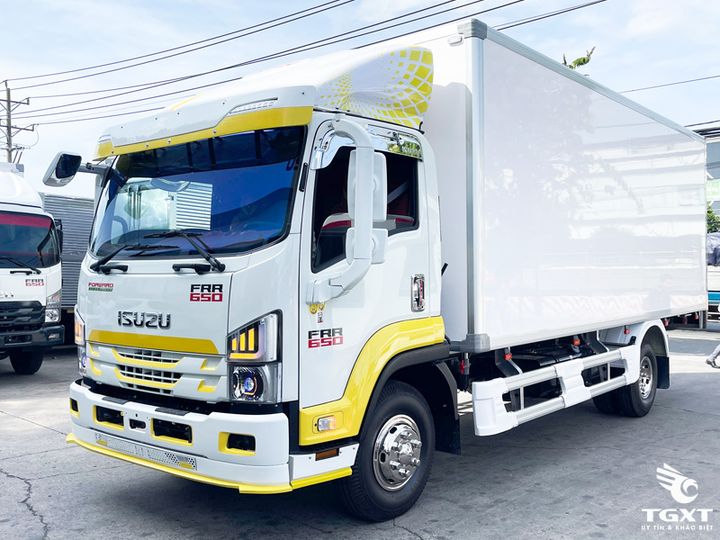 Xe tải Isuzu FRR 6 tấn với thùng bảo ôn, động cơ Euro 5, tiết kiệm nhiên liệu, phù hợp vận chuyển hàng hóa bền bỉ.