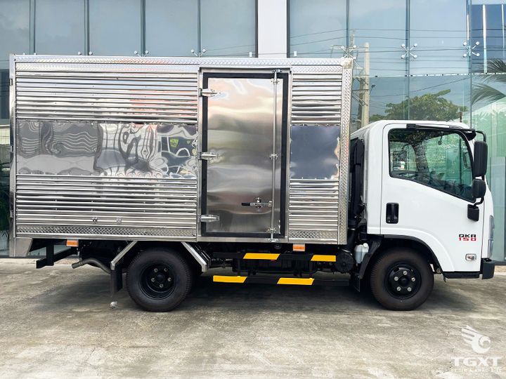 Xe tải Isuzu QLR77FE5B 1.5T, dẫn đầu dòng xe cao cấp phù hợp vận chuyển nội đô, tiết kiệm nhiên liệu, động cơ Nhật Bản, thiết kế linh hoạt, tối ưu logistics.