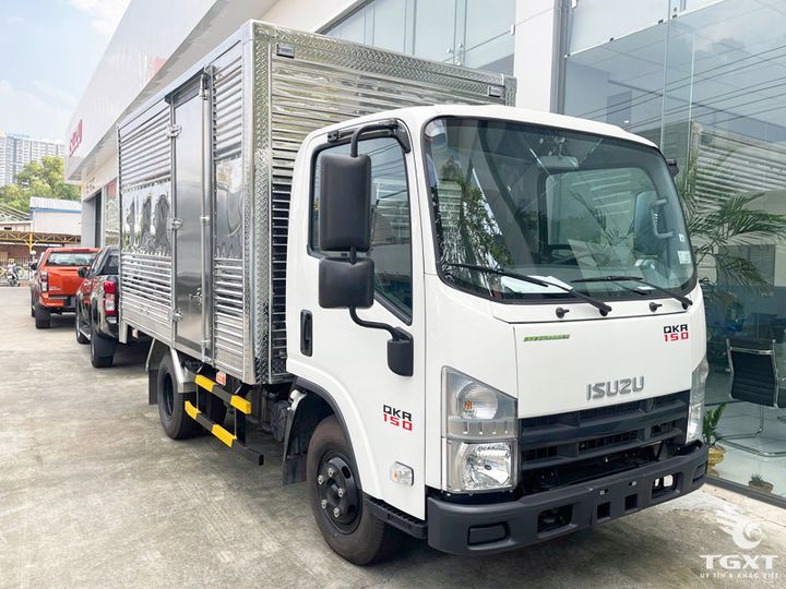 Xe tải Isuzu QLR77FE5B 1.5T chất lượng cao, thiết kế đô thị, tiết kiệm nhiên liệu, phù hợp vận chuyển hàng hóa trong nội thành.