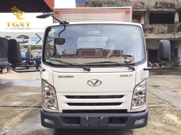 Logo xe tải hiện đại, biểu tượng sức mạnh vận tải và nhận diện thương hiệu trong ngành logistics.