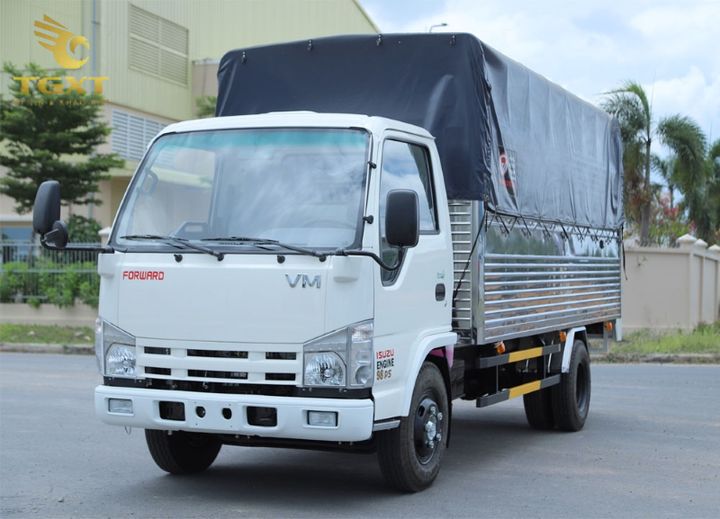 Xe tải chuẩn bị vận chuyển hàng hóa, an toàn và hiệu quả.
