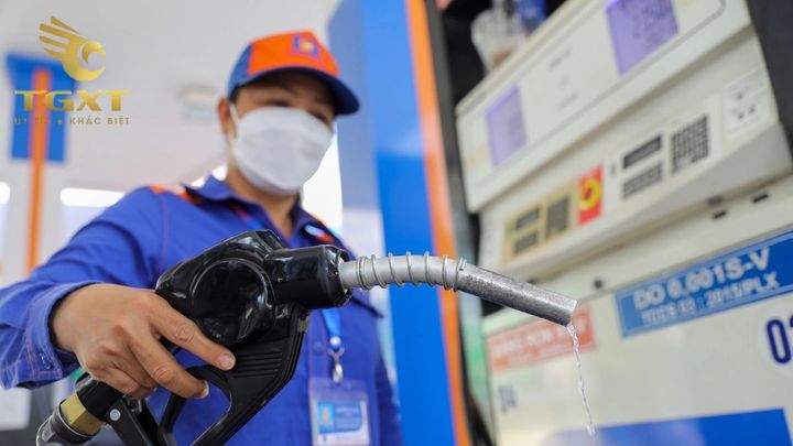 Xe tải trên đường, mức tiêu thụ nhiên liệu từ 6-40 lít/100km phù hợp loại xe và tải trọng.