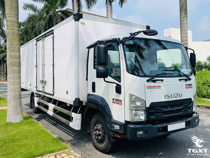 Xe tải Isuzu FRR FRR90NE5 6.2 Tấn với cabin rộng, động cơ mạnh mẽ, tiết kiệm nhiên liệu cao, phù hợp vận chuyển hàng hóa nội thành và liên tỉnh.