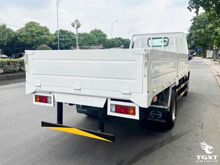 Xe tải Hino XZU650L 3.5 tấn thùng lửng, động cơ mạnh mẽ, tiêu hao ít nhiên liệu, phù hợp vận chuyển hàng hoá tốc độ cao.