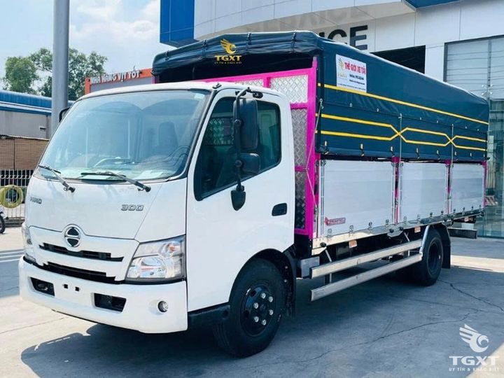 Xe tải Hino XZU720L 3.5 tấn, Euro 5, động cơ Diesel mạnh mẽ, không gây ô nhiễm, phù hợp vận chuyển đô thị, bảo hành 7 năm.