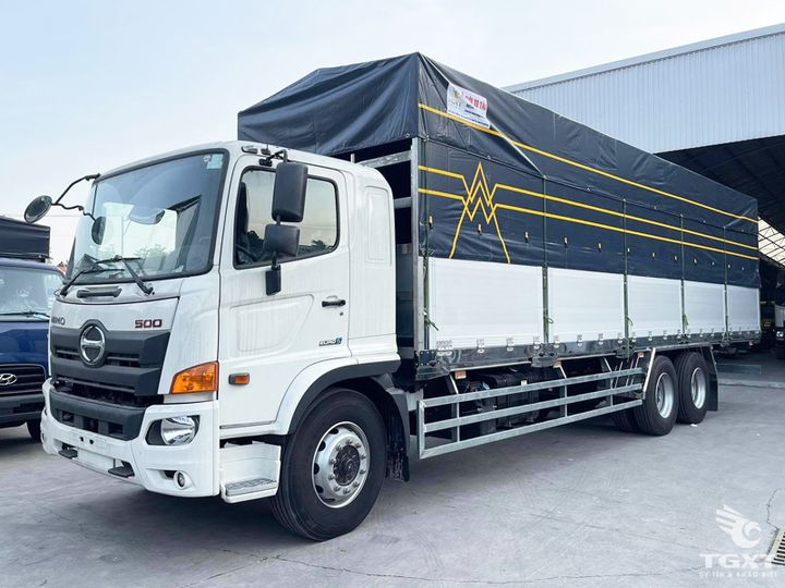 Xe tải Hino FL8JW8A 15 tấn, thùng bạt Euro 5, động cơ mạnh mẽ, phù hợp logistics, vận chuyển hàng hóa lớn.