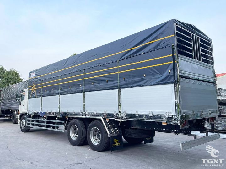 Xe tải Hino FM8JW8A 15 tấn với động cơ 280 mã lực, hệ dẫn động 6x4, vận hành ổn định, an toàn cao, tiết kiệm nhiên liệu tại Việt Nam.