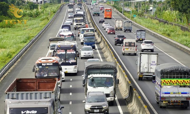 Xe tải vượt tại đường vòng và đầu dốc theo luật giao thông Việt Nam.