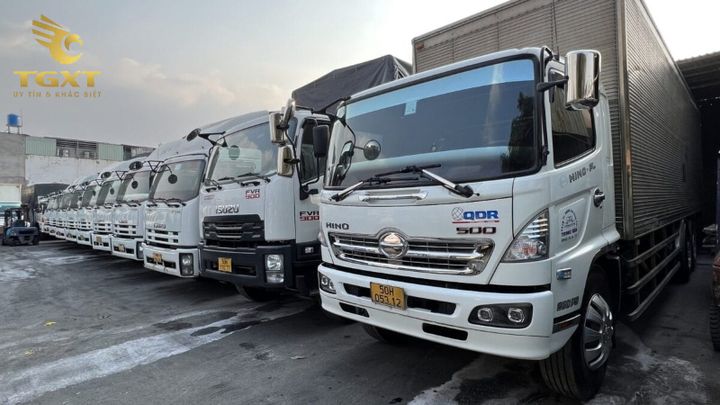 Hình ảnh minh họa hành vi vượt xe tại các khu vực hạn chế tầm nhìn như đường vòng và đầu dốc, liên quan đến quy định an toàn giao thông đường bộ.