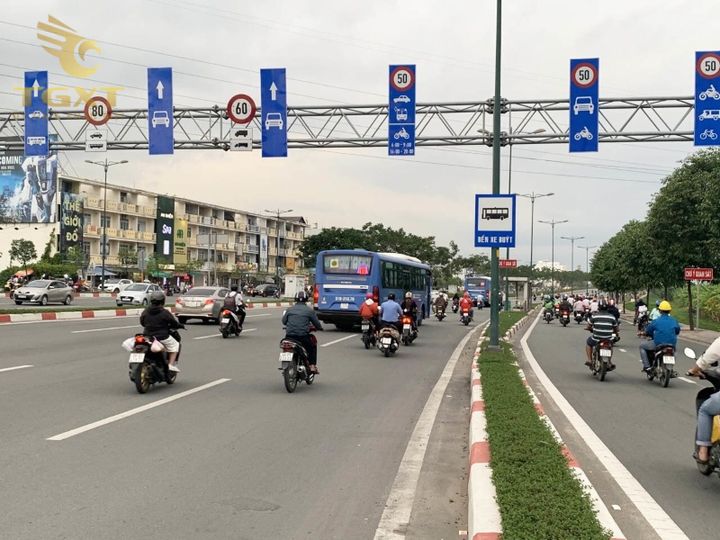 Hình ảnh xe tải parked dưới biển báo giờ cấm trong khu vực TP.HCM, đường Phạm Văn Đồng.