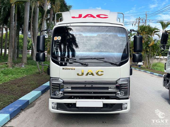 Xe tải JAC N250S E5 2.3 Tấn, thùng rộng 4.2m, động cơ mạnh mẽ, tiết kiệm nhiên liệu, phù hợp vận chuyển doanh nghiệp nhỏ.
