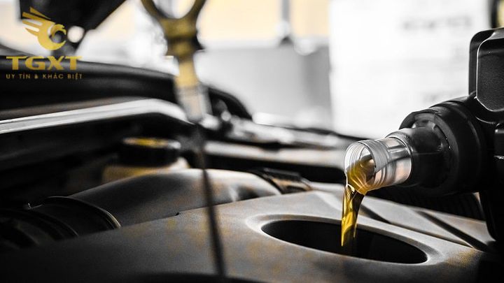 Xe tải đang chạy gần hết nhiên liệu, cảnh báo đèn báo dầu sáng rõ.