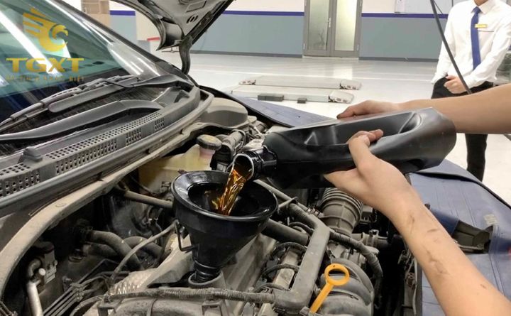 Xe tải đang chạy sau khi báo hết dầu, khoảng cách còn lại từ 100-450 km tùy loại xe.