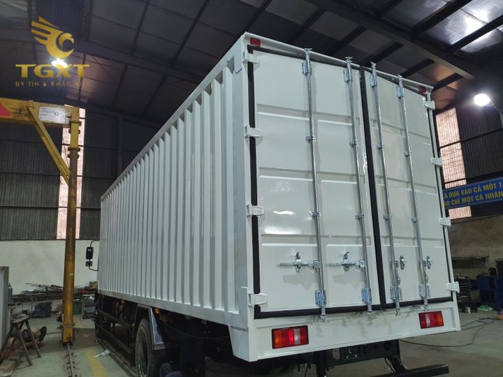 Bản lề thùng xe tải bằng inox và thép chất lượng cao, đảm bảo an toàn và bền bỉ cho các hoạt động vận chuyển.