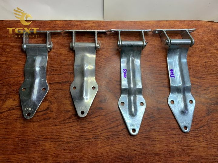 Bản lề thùng xe tải chắc chắn từ inox và thép, đảm bảo hoạt động mở đóng cửa bền bỉ, an toàn.