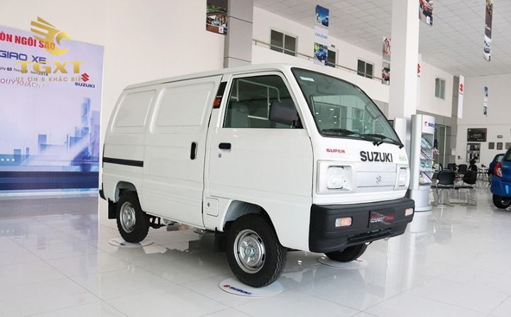 Xe tải van đang lưu thông trong giờ cao điểm tại TP. Hồ Chí Minh.
