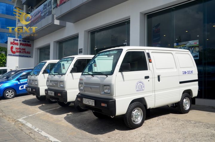 Xe tải van trong đường phố TP. Hồ Chí Minh, phù hợp với quy định cấm giờ cao điểm.
