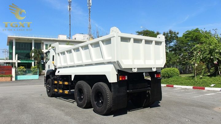 Xe tải tự đổ trong các hoạt động vận chuyển vật liệu xây dựng tại Việt Nam.