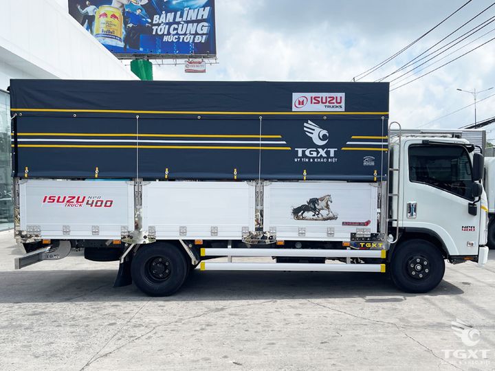 Xe tải Isuzu NPR NPR85KE5A 3.5 tấn, thùng bạt đa dạng, động cơ Diesel mạnh mẽ, tiết kiệm nhiên liệu, phù hợp vận chuyển hàng hóa trong điều kiện Việt Nam.