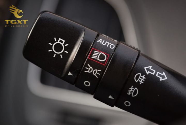Hướng dẫn chỉnh đèn xe tải Isuzu chuẩn kỹ thuật tại nhà, đảm bảo an toàn và tuân thủ quy định giao thông.
