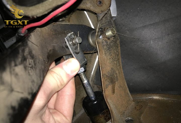 Hướng dẫn chỉnh côn xe tải Isuzu đúng kỹ thuật, gồm 6 bước với thông số chuẩn như free play 25-50mm, chiều cao bàn đạp 230-240mm.