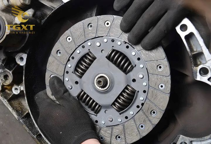 Hướng dẫn chỉnh côn xe tải Isuzu đúng kỹ thuật, phù hợp cho dòng NPR, NQR, FTR giúp tối ưu hiệu suất và tuổi thọ ly hợp.