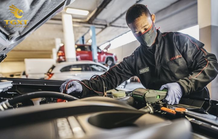 Hình ảnh hướng dẫn bảo dưỡng xe tải Isuzu, kiểm tra các bộ phận quan trọng để nâng cao hiệu suất và tuổi thọ xe.
