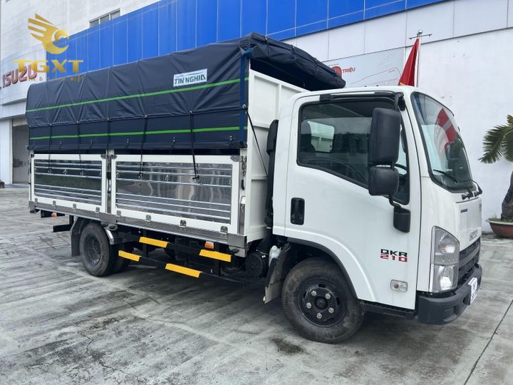 Hình ảnh về quy cách thùng xe tải Isuzu, kích thước và tiêu chuẩn mới nhất.