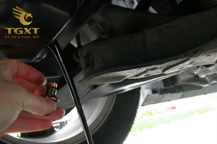 Xe tải Isuzu với dung tích nhớt phù hợp, giúp duy trì hiệu suất cao và tuổi thọ động cơ bền bỉ.
