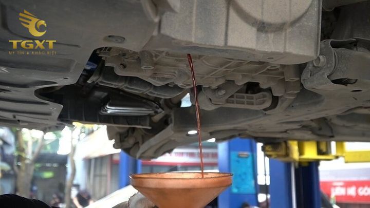 Xe tải Isuzu với dung tích nhớt phù hợp để duy trì hiệu suất động cơ tối ưu.