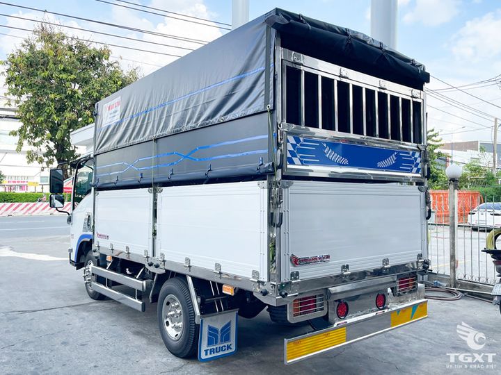 Xe tải nhẹ Isuzu QKR QLR77FE5 2.3T với cabin rộng, động cơ tiết kiệm nhiên liệu, phù hợp vận tải doanh nghiệp